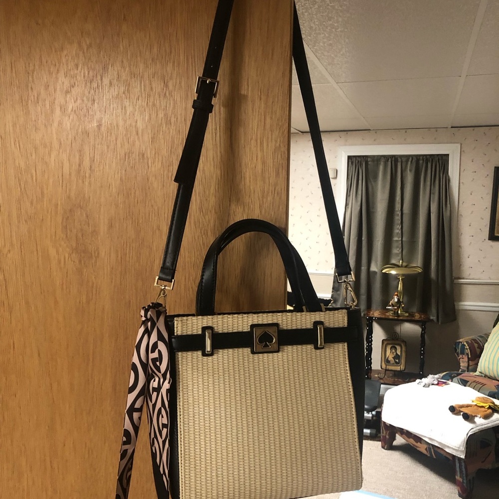 Elegant Black and Cream Handbag - Picture 3 of 13